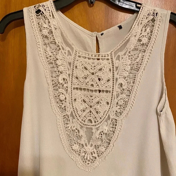 Forever 21 Shell Sleeveless Top with a Large Crochet Appliqué, Size SP - Picture 3 of 5